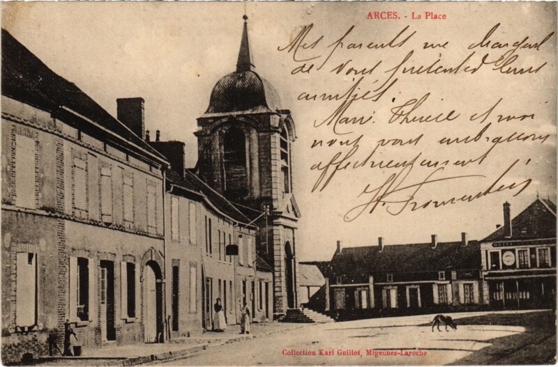 Carte postale ancienne Arces la place