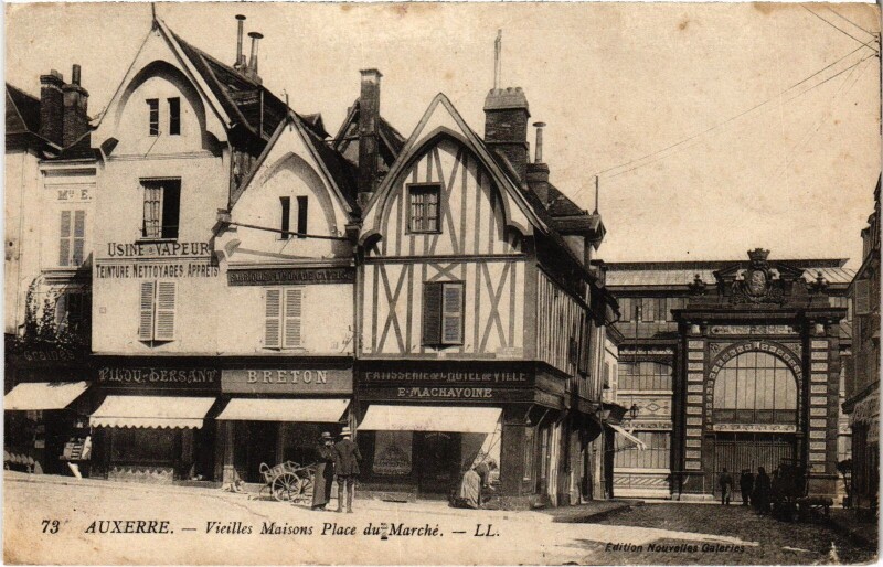 Carte postale ancienne Auxerre place du Marché à Auxerre