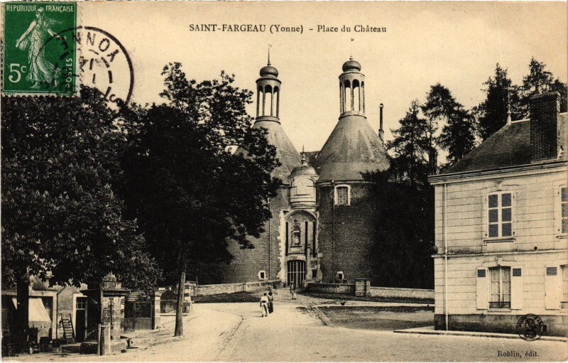 Carte postale ancienne Saint-Fargeau Place du Chateau à Saint-Fargeau
