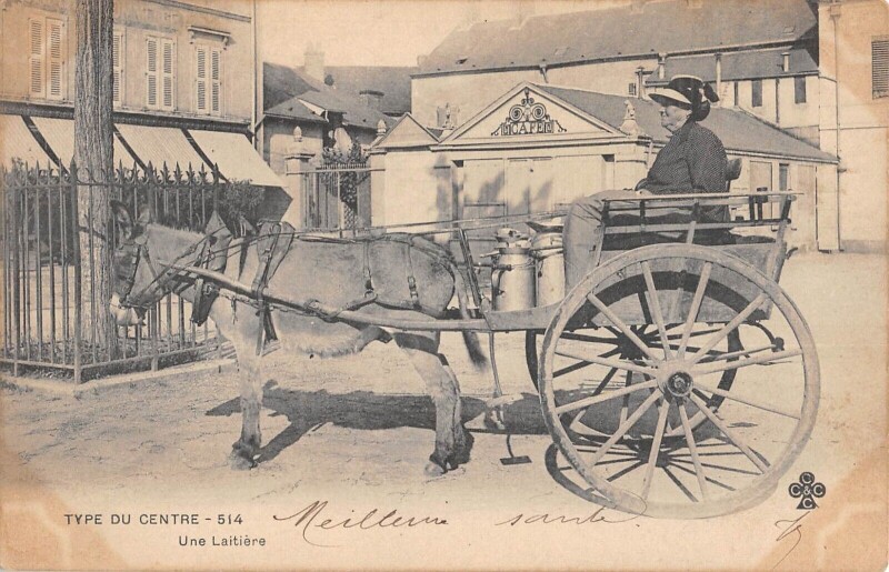 Carte postale ancienne Type Du Centre / Une Laitiere