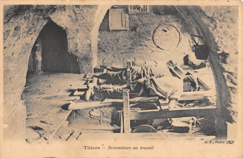 Carte postale ancienne Thiers - Remouleurs Au Travail à Thiers