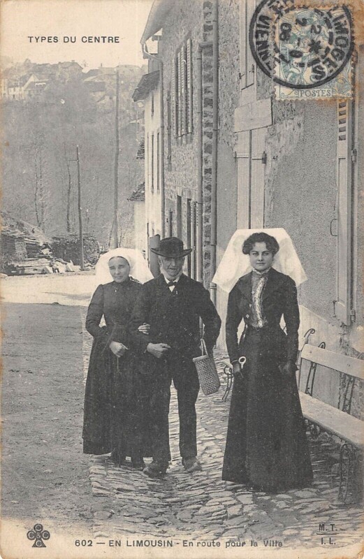 Carte postale ancienne Types Du Centre - En Limousin - En Route Pour La Ville