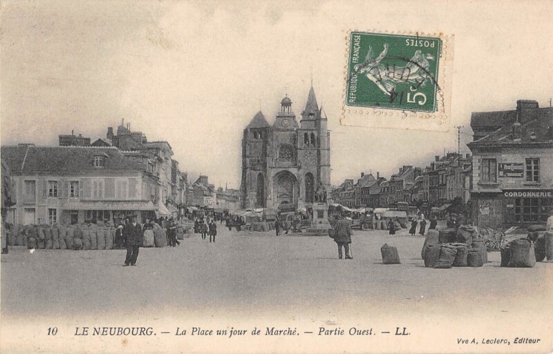 Carte postale ancienne Le Neubourg - La Place Un Jour De Marche - Partie Ouest au Neubourg