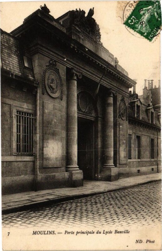 Carte postale ancienne Moulins - Porte principale du Lycée Banville à Moulins