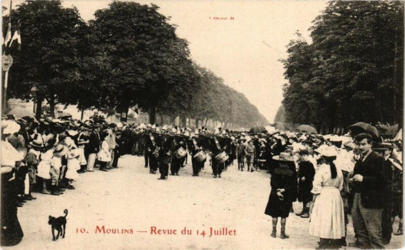 Carte postale ancienne Moulins - Revue du 14 Juillet à Moulins