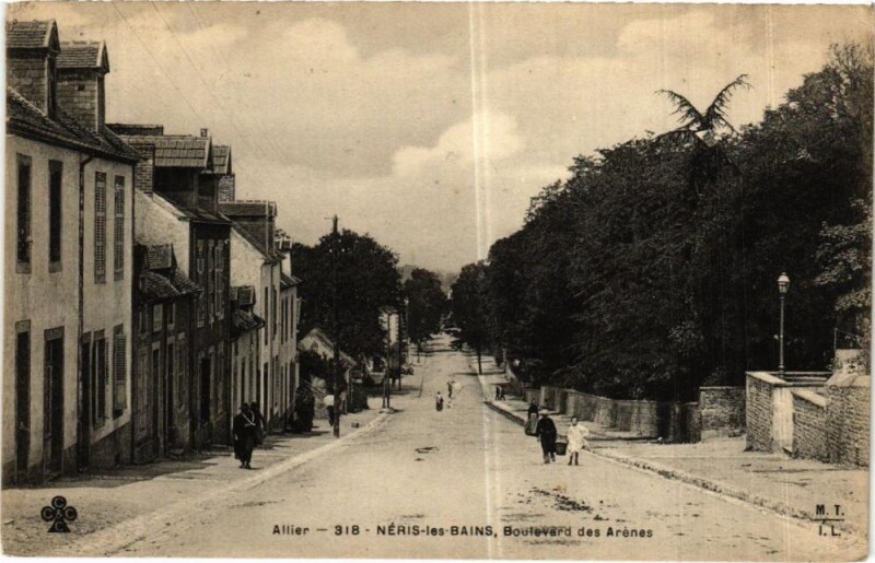 Carte postale ancienne Neris-les-Bains - Boulevard des Arénes à Néris-les-Bains