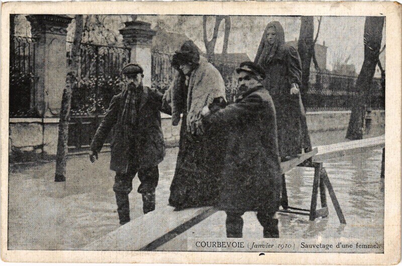 Carte postale ancienne Courbevoie Sauvetage d'une femme France à Courbevoie