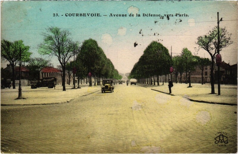Carte postale ancienne Courbevoie Avenue de la Defense, vers Paris France à Courbevoie