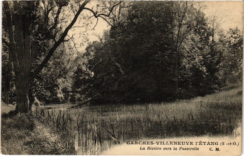 Carte postale ancienne Garches La Riviere vers la Passerelle France à Garches