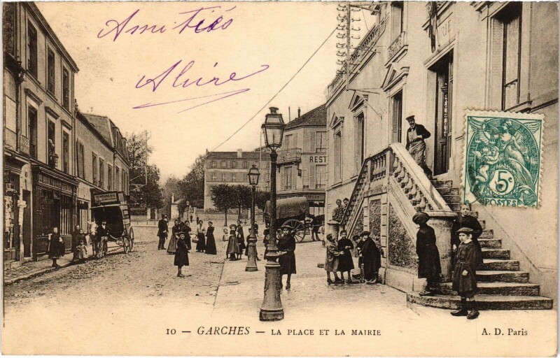 Carte postale ancienne Garches La Place et la Mairie France à Garches