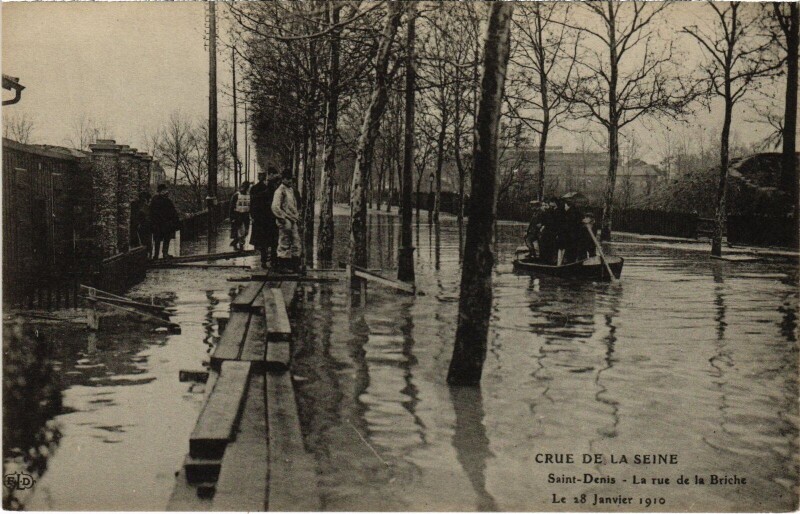 Carte postale ancienne Saint-Denis La Rue de la Briche France à Saint-Denis
