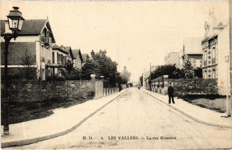 Carte postale ancienne Les Vallees La rue Humblot France