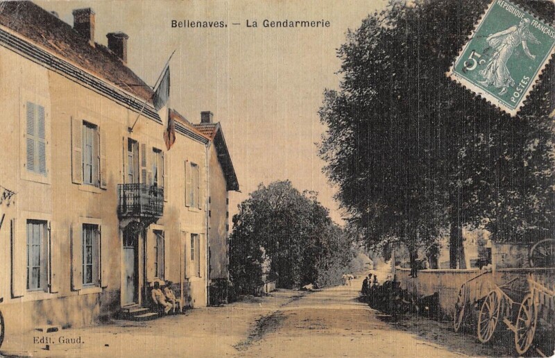 Carte postale ancienne Bellenaves - La Gendarmerie - cpa toilée à Bellenaves