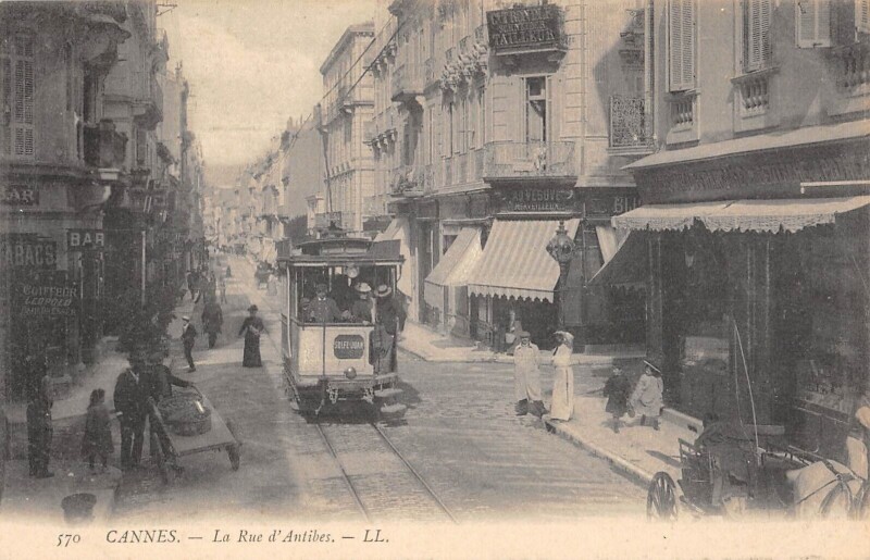 Carte postale ancienne Cannes / Rue D'Antibes / Tramway De Golfe Juan à Antibes