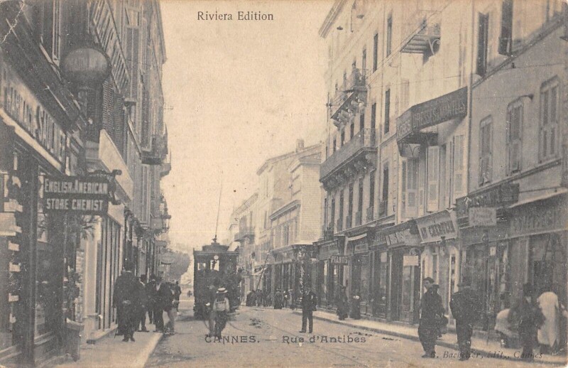 Carte postale ancienne Cannes - Rue D'Antibes - Tramway à Antibes