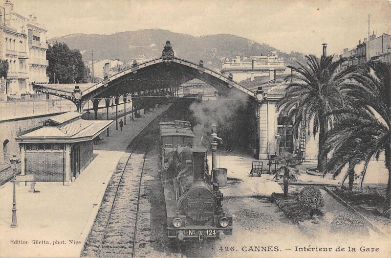 Carte postale ancienne Cannes - Interieur De La Gare - Train à Cannes