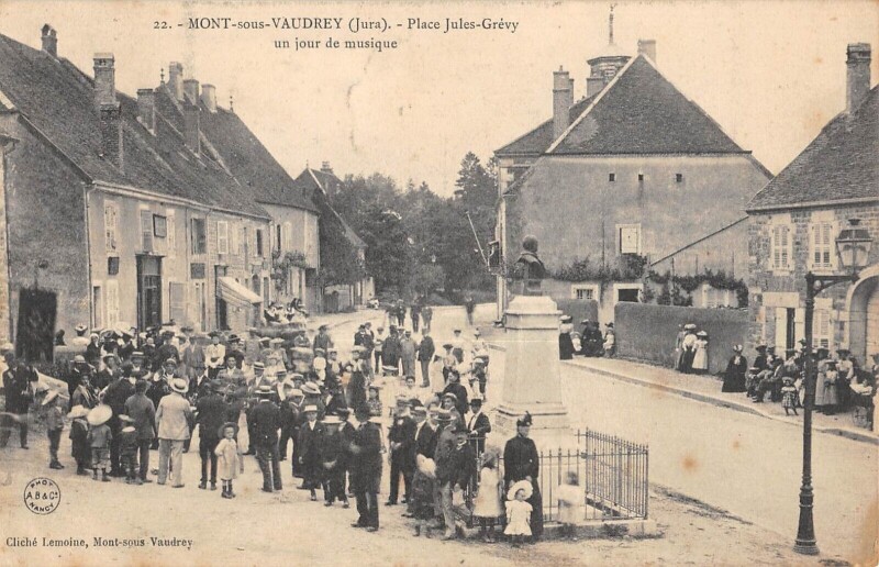Carte postale ancienne Mont Sous Vaudrey - Place Jules Grevy - Un Jour De Musique à Mont-sous-Vaudrey