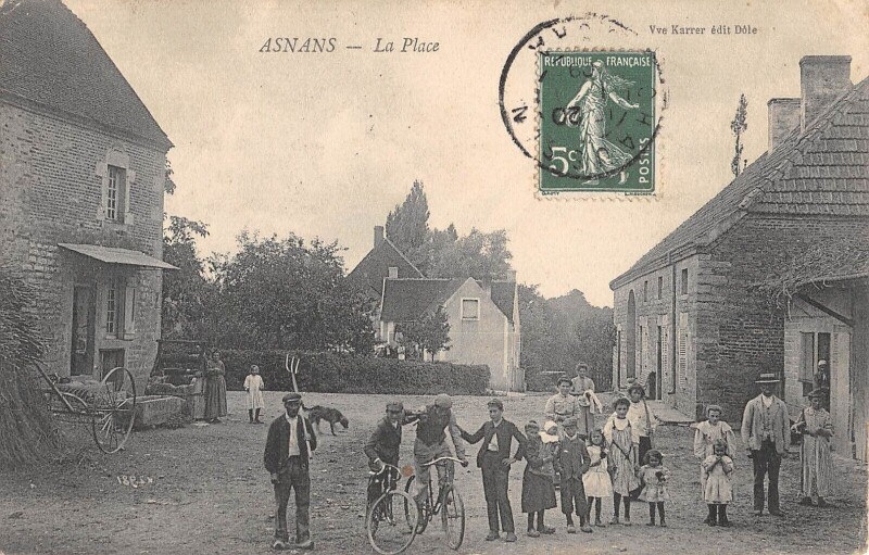 Carte postale ancienne Asnans - La Place