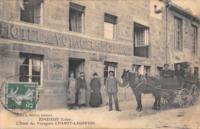 Carte postale ancienne Jonzieux - L'Hotel Des Voyageurs - Chabot Lagrevol à Jonzieux