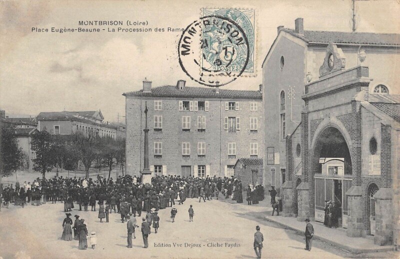 Carte postale ancienne Montbrison - Place Eugene Beaune - La Procession Des Rameaux à Montbrison