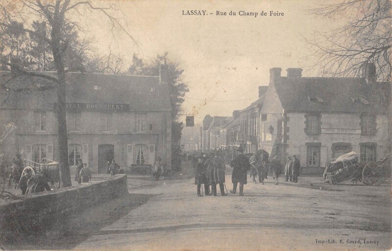 Carte postale ancienne Lassay - Rue Du Champ De Foire