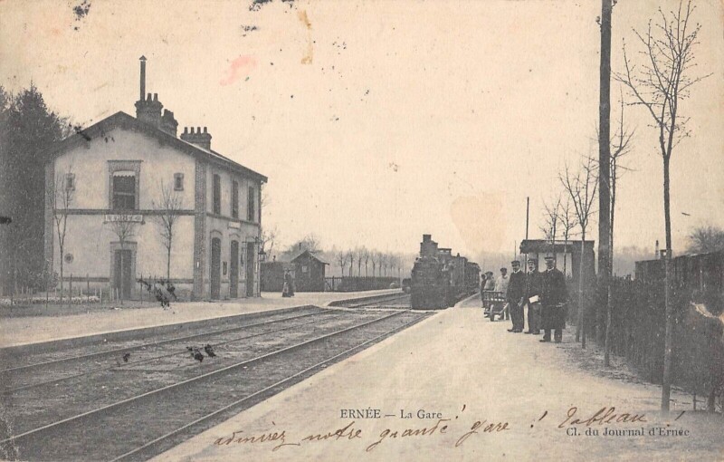 Carte postale ancienne Ernee - La Gare - Train
