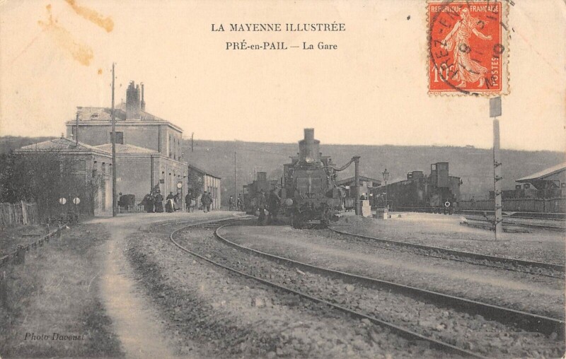 Carte postale ancienne Pre En Pail - La Gare - Train