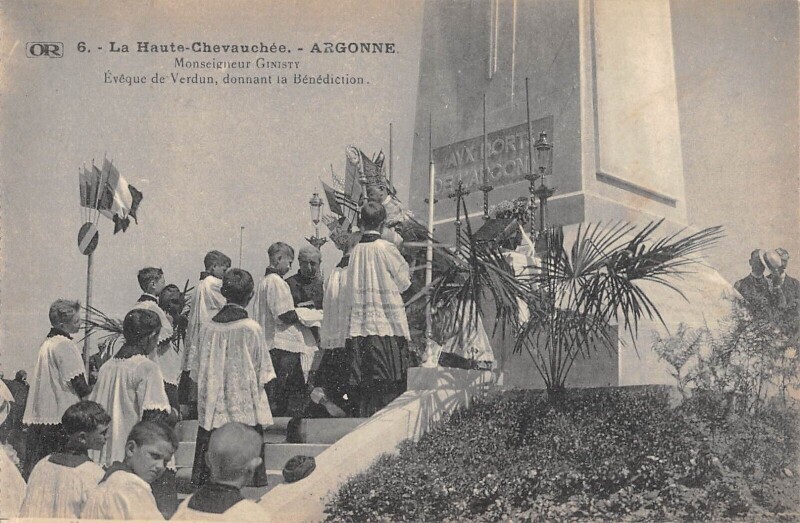 Carte postale ancienne La Haute Chevauchee - Argonne - Mgr Ginisty - Eveque De Verdun Donnant La à Verdun
