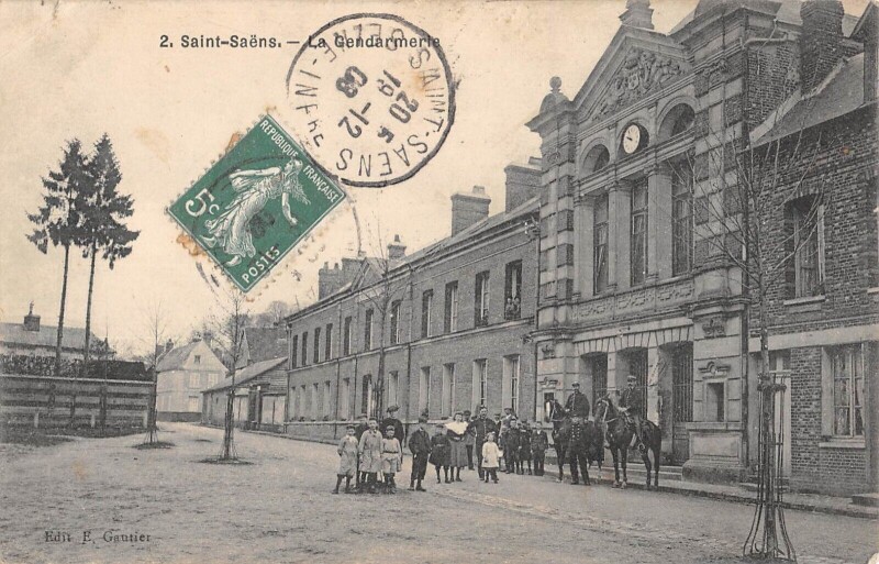 Carte postale ancienne Saint Saens - La Gendarmerie