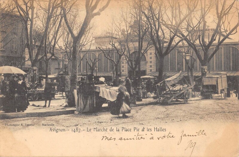 Carte postale ancienne Avignon - Le Marche De La Place Pie Et Les Halles à Avignon