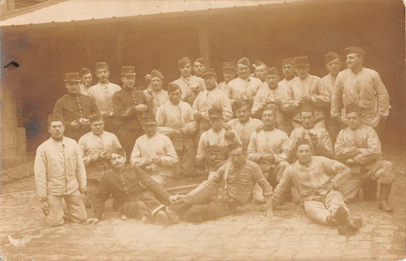 Carte postale ancienne Le Mans / Carte Photo Avec Militaires / Poilu / Guerre 1914 au Mans
