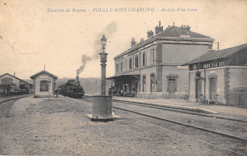 Carte postale ancienne Pouilly Sous Charlieu - Arrivee D'Un Train à Charlieu