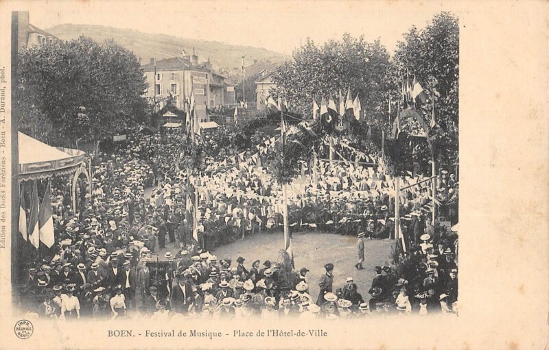 Carte postale ancienne Boen - Festival De Musique - Place De L'Hotel De Ville