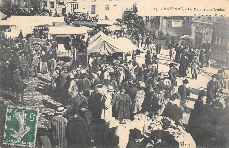 Carte postale ancienne Mayenne - Le Marche Aux Grains à Mayenne