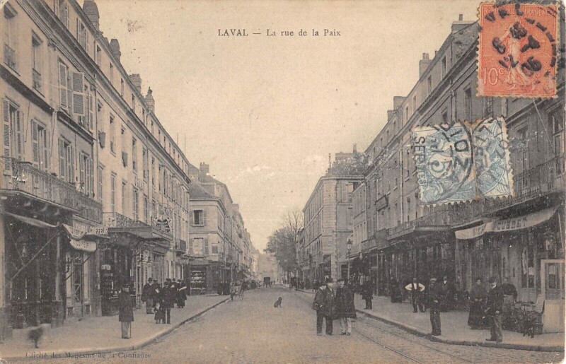 Carte postale ancienne Laval / La Rue De La Paix à Laval