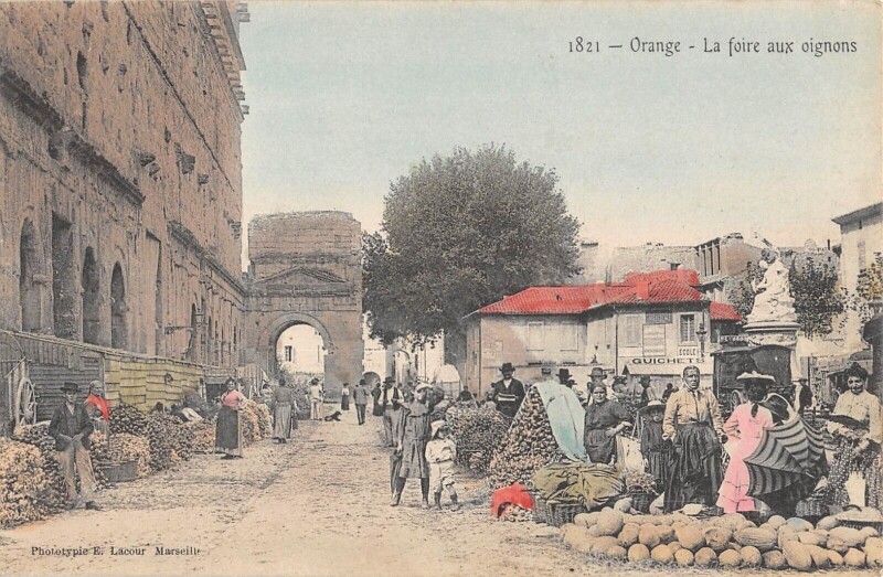 Carte postale ancienne Orange - La Foire Aux Oignons à Orange