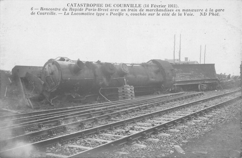 Carte postale ancienne Catastrophe De Courville 1911 - Rencontre Du Rapide Paris Brest Avec Un T