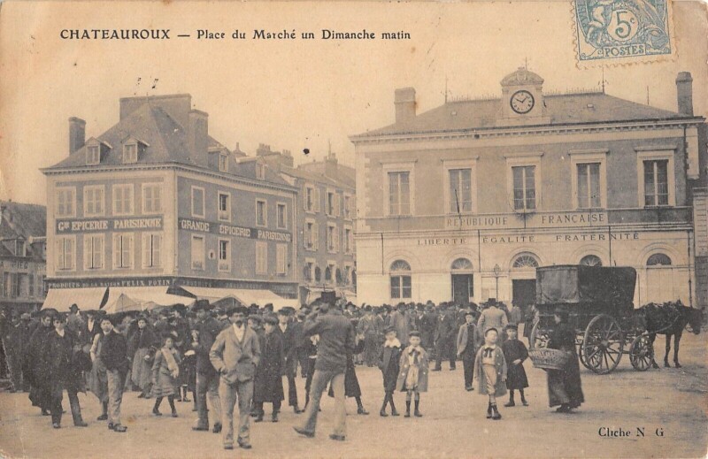 Carte postale ancienne Chateauroux - Place Du Marche Un Dimanche Matin