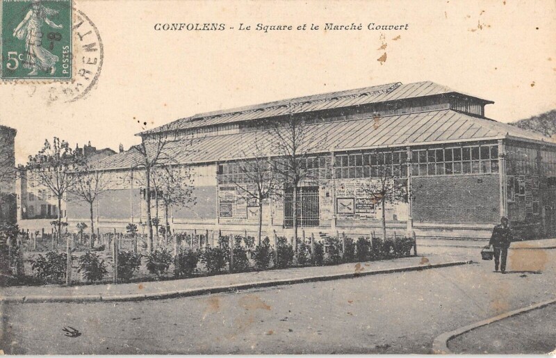 Carte postale ancienne Confolens - Le Square Et Le Marche Couvert à Confolens