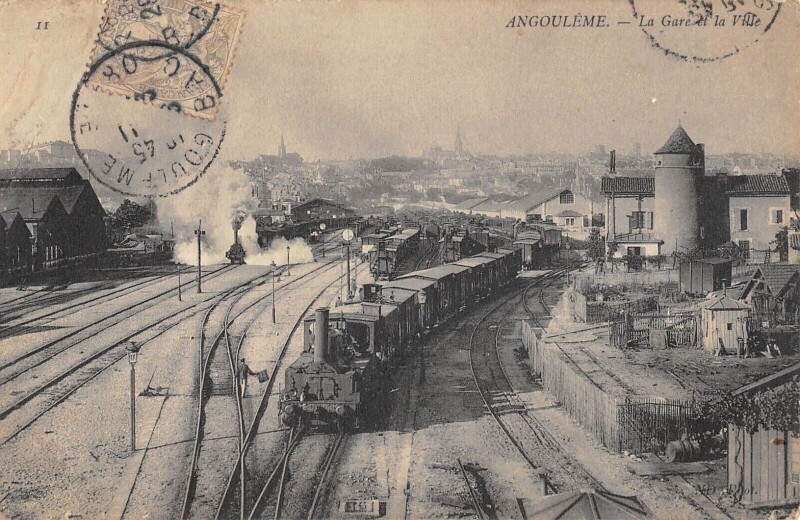 Carte postale ancienne Angouleme / La Gare Et La Ville / Train