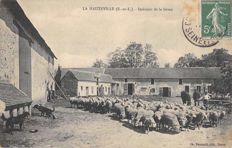 Carte postale ancienne La Hauteville - Interieur De La Ferme