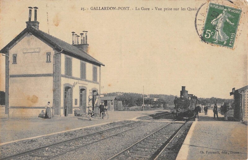 Carte postale ancienne Gallardon Pont - La Gare - Vue Prise Sur Les Quais - Train à Gallardon