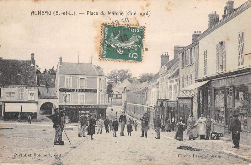 Carte postale ancienne Auneau - Place Du Marche - Cote Nord