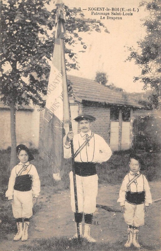 Carte postale ancienne Nogent Le Roi - Patronage Saint Louis - Le Drapeau à Nogent-le-Roi