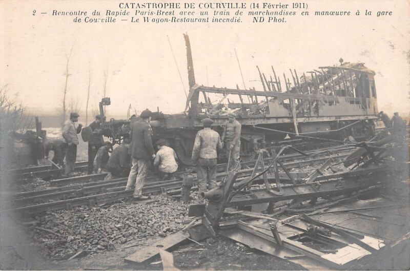 Carte postale ancienne Catastrophe De Courville 1911 - Rencontre Du Rapide Paris Brest Avec Un T