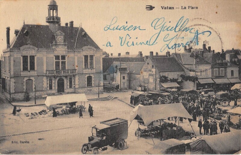 Carte postale ancienne Vatan / La Place à Vatan