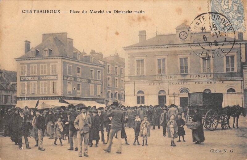 Carte postale ancienne Chateauroux - Place Du Marche Un Dimanche Matin