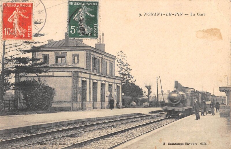Carte postale ancienne Nonant Le Pin / La Gare / Train à Nonant-le-Pin