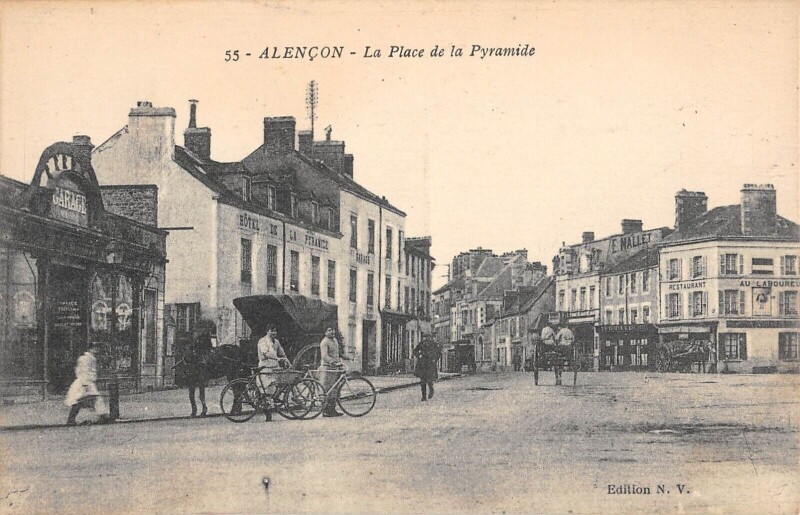 Carte postale ancienne Alencon - La Place De La Pyramide