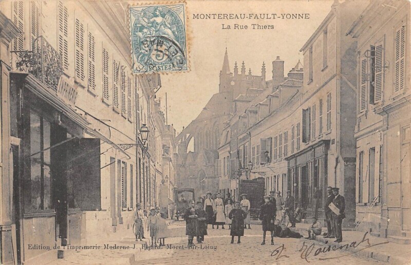 Carte postale ancienne Montereau Fault Yonne / La Rue Thiers à Montereau-Fault-Yonne